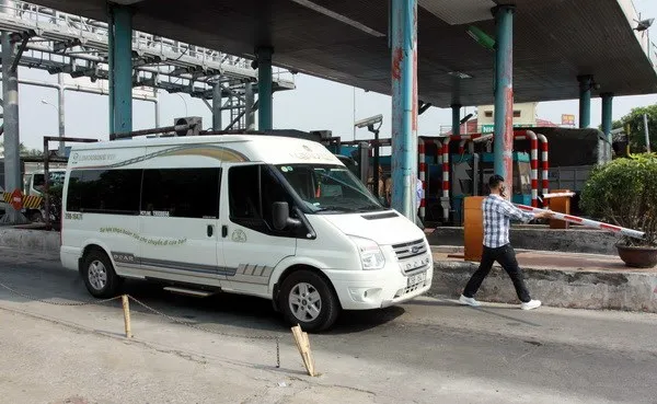 Tài xế tự nhấc barie để đi tại Trạm thu phí BOT cầu Tân Đệ. (Ảnh: Thế Duyệt/TTXVN)