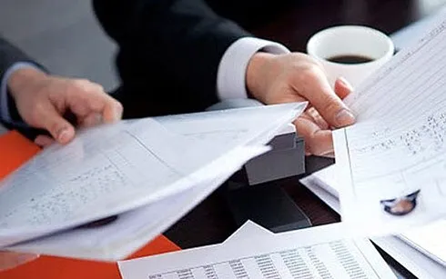 Các đối tượng mạo danh công ty tài chính làm giả hồ sơ vay tiền nhằm thu phí của người tiêu dùng. (Ảnh minh họa: vaytienbangsim)