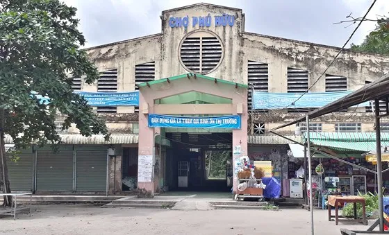 Chợ Phú Hữu không còn tiểu thương kinh doanh trong nhà lồng