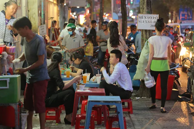 Xe máy, hàng quán lấn chiếm vỉa hè trên đường Hai Bà Trưng (Q.1, TP.HCM)