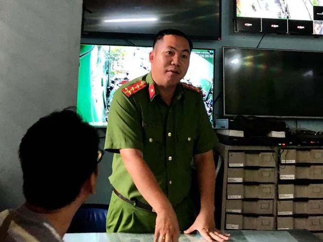Trực ban Công an P.9 (Q.Phú Nhuận) hướng dẫn NĐT lên Công an Q.Phú Nhuận tố cáo