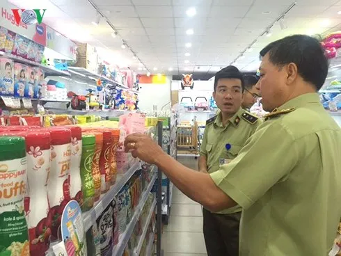 Lực lượng Quản lý thị trường kiểm tra các cửa hàng Con Cưng Quận 1, Quận 3, Quận 6, TP HCM. (Ảnh: Lệ Hằng).