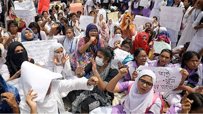 Sinh viên tại Bangladesh hô to khẩu hiệu trong một cuộc tình về vụ tai nạn giao thông gần đây. Ảnh: Internet