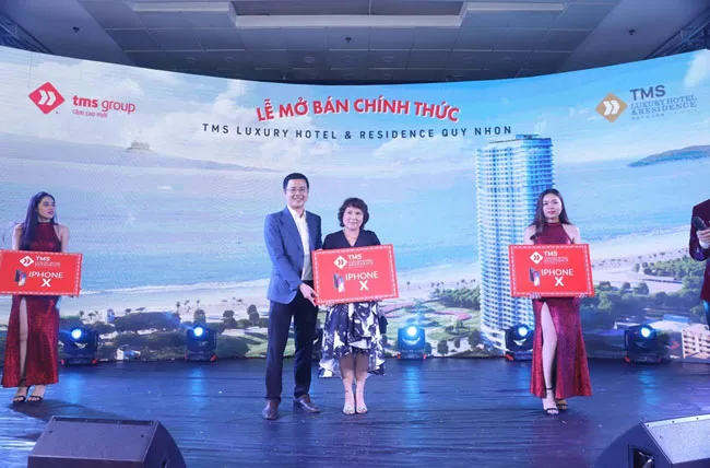 Đại diện chủ đầu tư Tập đoàn TMS tặng quà cho khách hàng đặt mua thành công căn hộ ngay tại sự kiện.