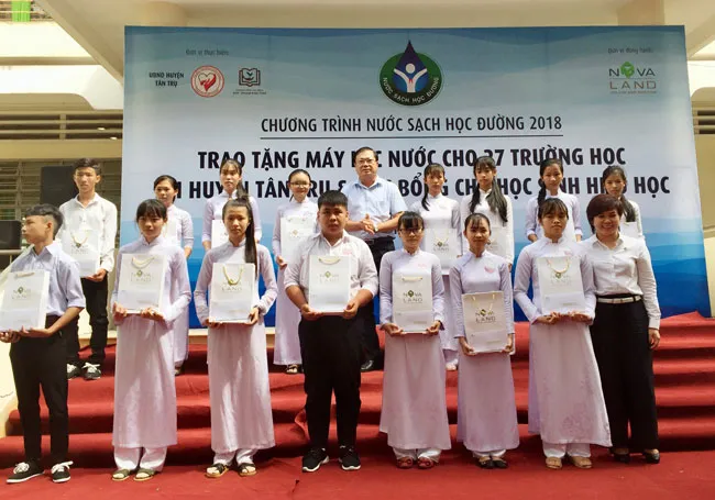 Novaland tặng máy lọc nước cho trường học tỉnh Long An