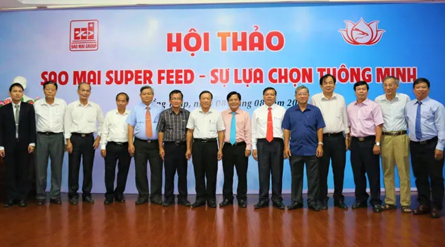 Ban lãnh đạo Sao Mai Group chụp ảnh lưu niệm với lãnh đạo Hiệp hội cá Tra Việt Nam, hộ nuôi liên kết.