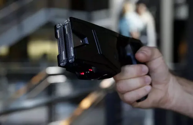 Vũ khí điện tử Taser X2 được trưng bày tại cơ sở sản xuất Taser International Inc. ẢNH: Patrick T. Fallon/Bloomberg