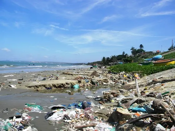 Rác thải tràn lan ở làng chài Mũi Né.