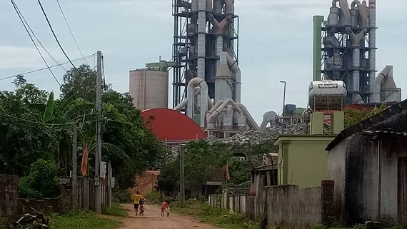 Nhiều nhà dân ở gần Nhà máy xi măng Sông Lam đang sống trong ô nhiễm tiếng ồn và khói bụi