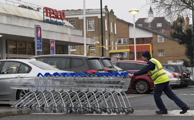 Công nhân làm việc tại London, Anh ngày 9/1. (Nguồn: AFP/TTXVN)