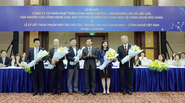 Trong khuôn khổ của Lễ ký kết, Tập đoàn Vingroup đã chính thức ra mắt 4 đơn vị: Công ty Phát triển Công nghệ VinTech, Viện Nghiên cứu Dữ liệu lớn, Viện Nghiên cứu Công nghệ cao và Quỹ Hỗ trợ Nghiên cứu Khoa học – Công nghệ Ứng dụng.