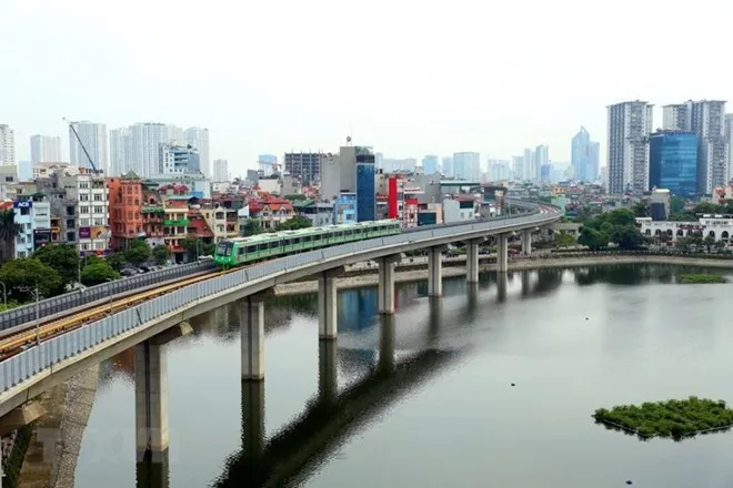 Đoàn tàu Cát Linh-Hà Đông chạy thử qua đoạn hồ Hoàng Cầu. (Ảnh: Huy Hùng/TTXVN)