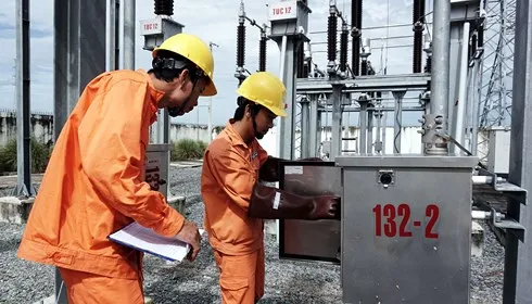 EVN SPC tăng cường kiểm tra, củng cố lưới điện để bảo đảm cấp điện ổn định phục vụ người dân trong dịp lễ 02/9/2018. (Ảnh: Đ. Hoàng)