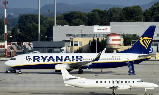 Hãng hàng không Ryanair sẽ tính phí hành lý xách tay từ tháng 11