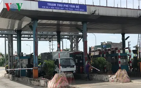 Lái xe khi qua trạm BOT cầu Tân Đệ (Quốc lộ 10) tự xuống nhấc barie thu phí trong những ngày đầu trạm này chưa xả.