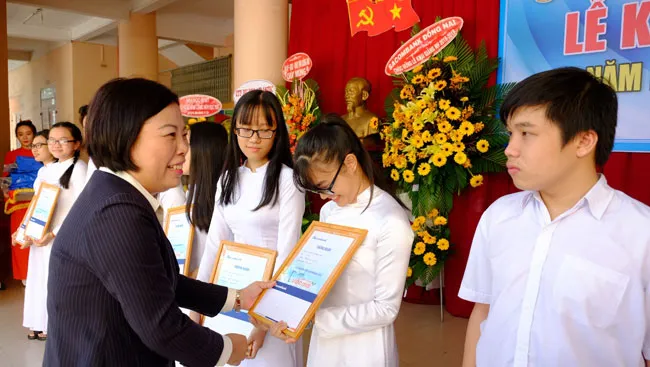 Sacombank trao 3.000 suất học bổng cho học sinh, sinh viên ảnh 1 Sacombank trao 3.000 suất học bổng cho học sinh, sinh viên ảnh 1