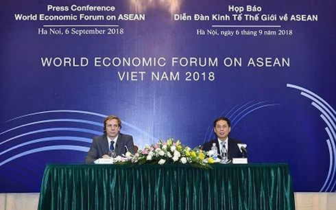 Thứ trưởng Bùi Thanh Sơn- Trưởng Ban Tổ chức Hội nghị WEF ASEAN 2018 và ông Justin Wood- Giám đốc khu vực châu Á - Thái Bình Dương của Diễn đàn Kinh tế Thế giới chủ trì họp báo (Ảnh: VGP/Tuấn Dũng)