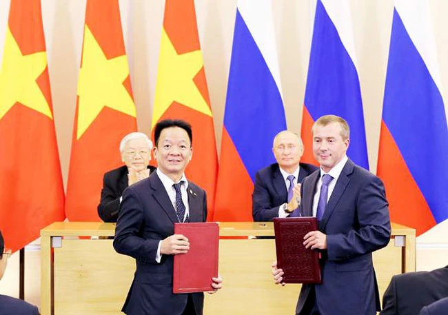 Tổng Bí thư Nguyễn Phú Trọng và Tổng thống Liên bang Nga Vladimir Putin chứng kiến lễ trao biên bản ghi nhớ hợp tác đầu tư giữa ông Đỗ Quang Hiển - Chủ tịch HĐQT SHB và ông Denis Ivanov - Chủ tịch HĐQT Ngân hàng IBEC.