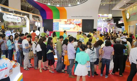 Du khách tham quan, tìm hiểu tour du lịch tại một hội chợ quốc tế vừa diễn ra ở TPHCM