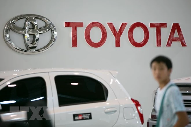 Biểu tượng Toyota tại cửa hàng ở Tokyo, Nhật Bản. (Ảnh: EPA/TTXVN)