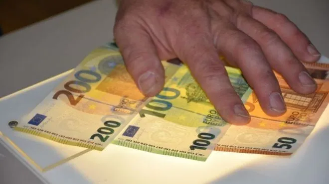 ECB phát hành tờ 100 và 200 EUR mới, tính bảo mật cao hơn