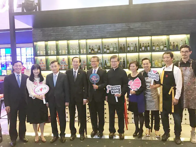 Lãnh đạo UBND TPHCM và đại diện Hồng Kông sự kiện.