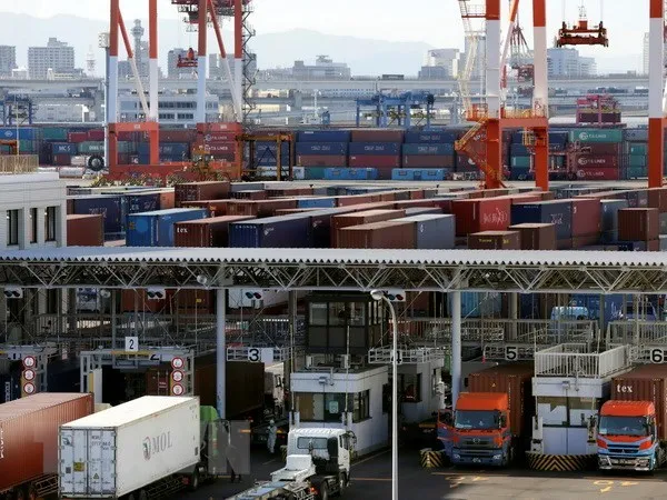 Bốc dỡ container hàng hóa tại cảng Tokyo, Nhật Bản. (Nguồn: EPA/TTXVN)