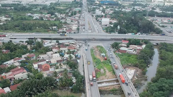 Cầu vượt nút giao thông Mỹ Thủy (quận 2) vừa đưa vào hoạt động, giúp cải thiện tình hình giao thông tại khu vực cảng Cát Lái (công trình này sử dụng vốn ngân sách TPHCM). Ảnh: CAO THĂNG