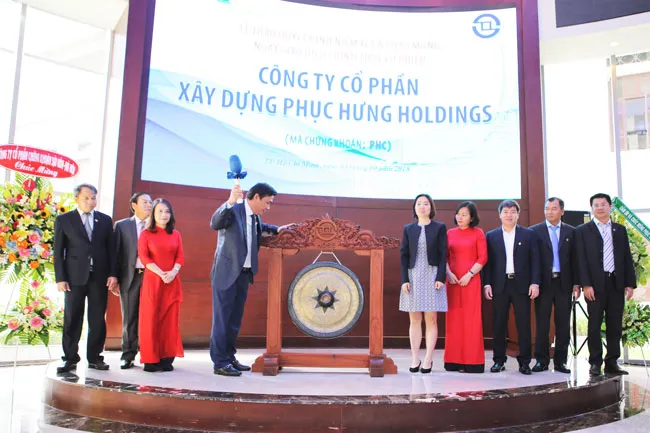 Chủ tịch HĐQT PHC thực hiện nghi thức đánh cồng niêm yết CP trên HOSE