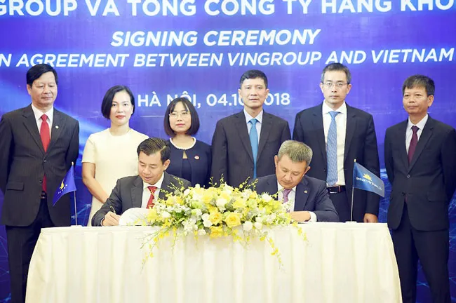 Ông Nguyễn Việt Quang - Phó Chủ tịch kiêm Tổng Giám đốc Tập đoàn Vingroup và ông Dương Trí Thành – Tổng Giám đốc Tổng Công ty Hàng không Việt Nam ký biên bản thỏa thuận hợp tác