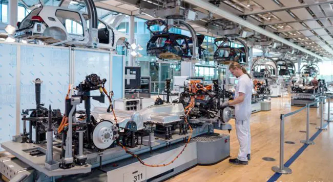 Xe điện đang được lắp ráp tại Dresden, Đức.