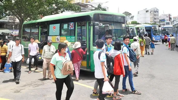 Cần có thêm giải pháp giúp xe buýt thu hút hành khách. Ảnh: THÀNH TRÍ