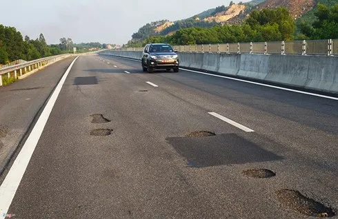Cao tốc Đà Nẵng - Quảng Ngãi vừa thông xe mới hơn 1 tháng nhưng đã xuất hiện nhiều điểm ổ gà, rạn nứt mặt đường, gây nguy hiểm cho người và phương tiện tham gia giao thông. Ảnh Zing.vn