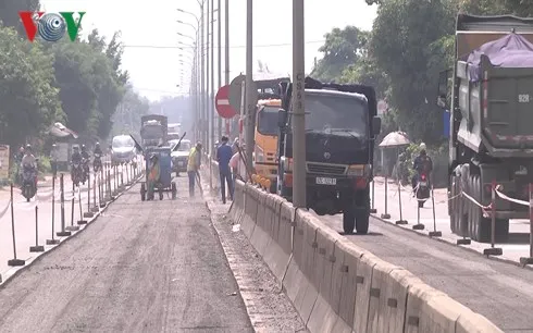 Nhiều đoạn phải khoanh vùng cả trăm mét trên Quốc lộ 1A để sửa chữa.