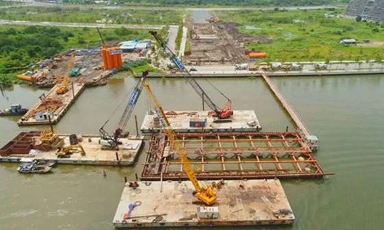 Thi công Cầu Thủ Thiêm 2. Ảnh: QUỐC HÙNG 