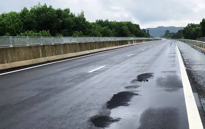 Khắc phục ổ gà trên cao tốc Đà Nẵng - Quảng Ngãi kiểu chắp vá
