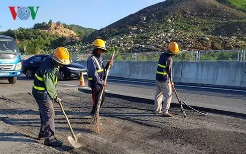 Cao tốc hơn 34.000 tỷ (tương đương 1,65 tỷ USD) Đà Nẵng - Quảng Ngãi vừa thông xe toàn tuyến chưa lâu đã có nhiều hỏng hóc khiến dư luận đặt nhiều câu hỏi.