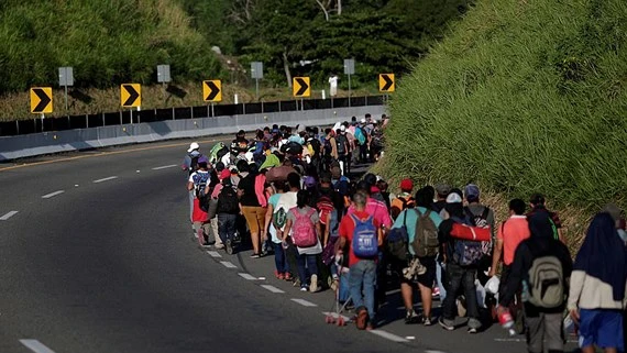 Một đoàn người di cư từ Trung Mỹ tìm đường qua Mexico đến nước Mỹ. Ảnh: Reuters