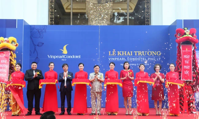 Nghi thức cắt băng khánh thành khách sạn căn hộ Vinpearl Condotel Phủ Lý sáng ngày 20/11/2018.