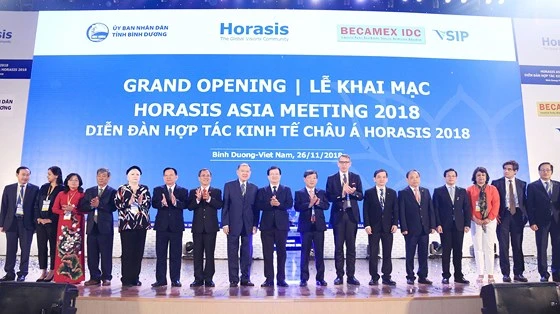 Phó Thủ tướng Trịnh Đình Dũng cùng lãnh đạo tỉnh Bình Dương và lãnh đạo Horasis tại lễ khai mạc diễn đàn