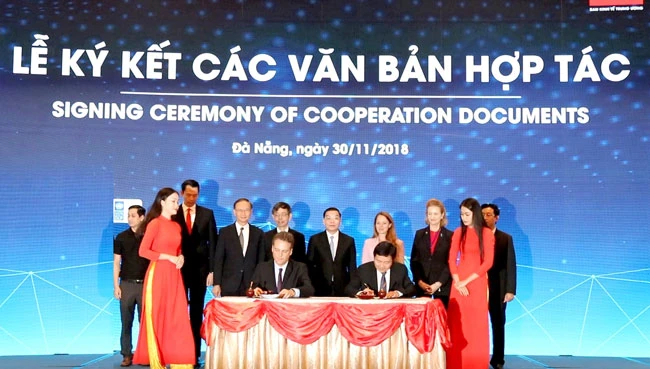 Phó Tổng Giám đốc Tập đoàn VNPT Huỳnh Quang Liêm và ông Pontus Appelqvist, Phó Tổng Giám đốc khu vực Châu Á, công ty EON Reality ký kết biên bản ghi nhớ hợp tác.