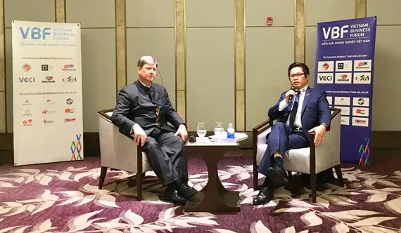 Hai Đồng Chủ tịch Diễn đàn – ông Vũ Tiến Lộc, Chủ tịch VCCI và ông Tomaso Andreatta, Phó Chủ tịch Phòng Thương mại Châu Âu tại buổi họp báo