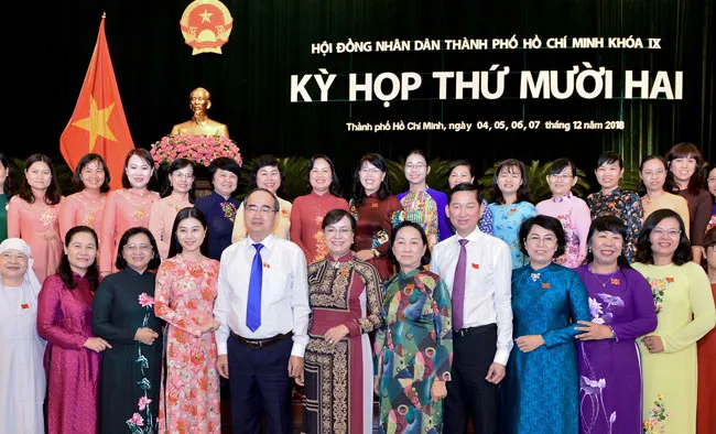 Bí thư Thành ủy TPHCM Nguyễn Thiện Nhân cùng các đại biểu HĐNDTP Ảnh: VIỆT DŨNG