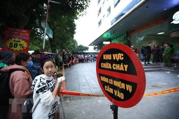 Lực lượng chức năng phong tỏa hiện trường. (Ảnh: Trọng Đạt/TTXVN)