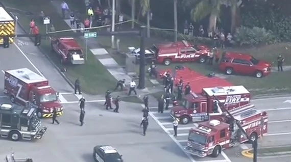 Cảnh sát phong tỏa hiện trường sau vụ xả súng tại Trường Marjory Stoneman Douglas ở thành phố Parkland, bang Florida.