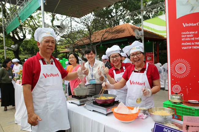 Hàng trăm đầu bếp không chuyên so tài “Sạch tươi ngon, cùng con khôn lớn” ảnh 10 Hàng trăm đầu bếp không chuyên so tài “Sạch tươi ngon, cùng con khôn lớn” ảnh 10