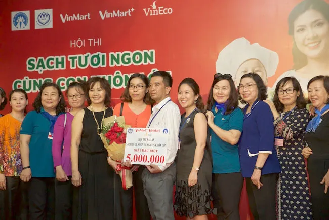 Hàng trăm đầu bếp không chuyên so tài “Sạch tươi ngon, cùng con khôn lớn” ảnh 12 Hàng trăm đầu bếp không chuyên so tài “Sạch tươi ngon, cùng con khôn lớn” ảnh 12