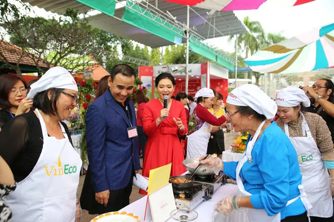 Hàng trăm đầu bếp không chuyên so tài “Sạch tươi ngon, cùng con khôn lớn” ảnh 8 Hàng trăm đầu bếp không chuyên so tài “Sạch tươi ngon, cùng con khôn lớn” ảnh 8