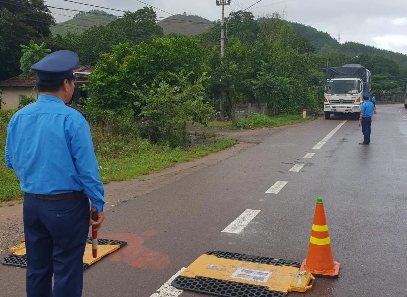 Tổ cân lưu động phát hiện nhiều trường hợp xe quá tải trên Quốc lộ 1 vào sáng 12/12. Ảnh: atgt.vn