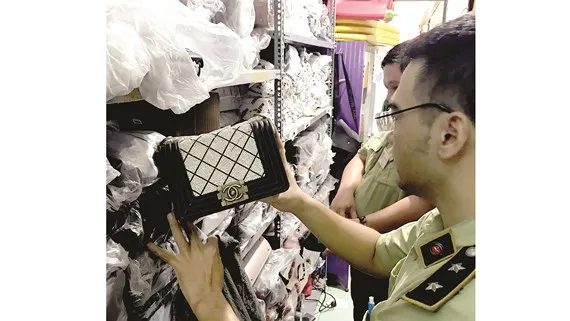 Tạm giữ hàng ngàn sản phẩm nghi giả mạo thương hiệu